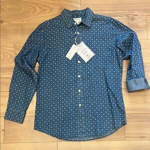 Woven Printed Button Down Shirt. Size M